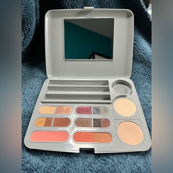 GUC Mary Kay Signature Refillable Compact Set (1 large FILLED & 1 medium EMPTY) - Picture 9 of 11